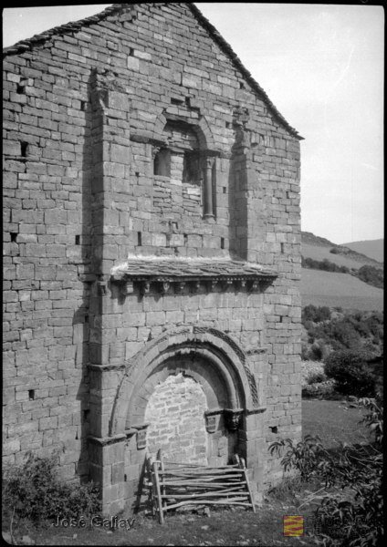 Acín (Huesca). Ermita de Nuestra Señora de Iguácel. Puerta primitiva. José Galiay Sarañana